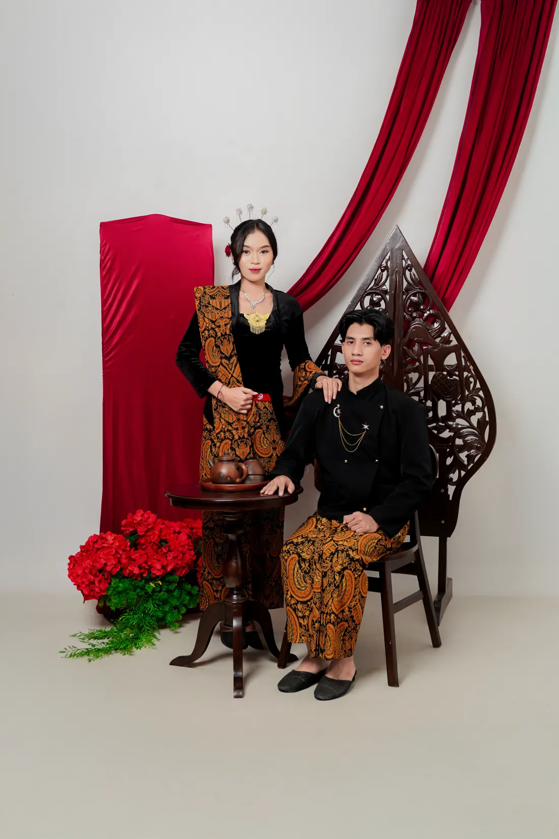 Vernadda dan Farhan mengenakan busana adat Jawa
